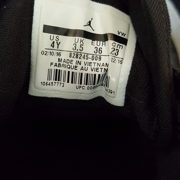 Basketball shoes - Picture 1 of 3